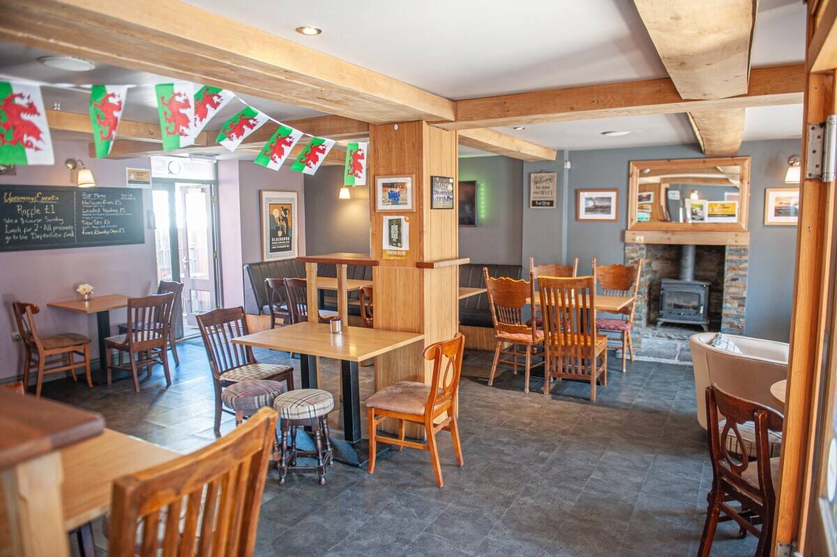 LION HOTEL & RESTAURANT BROAD STREET BLAENAVON TORFAEN - FOR SALE BY PUBLIC AUCTION