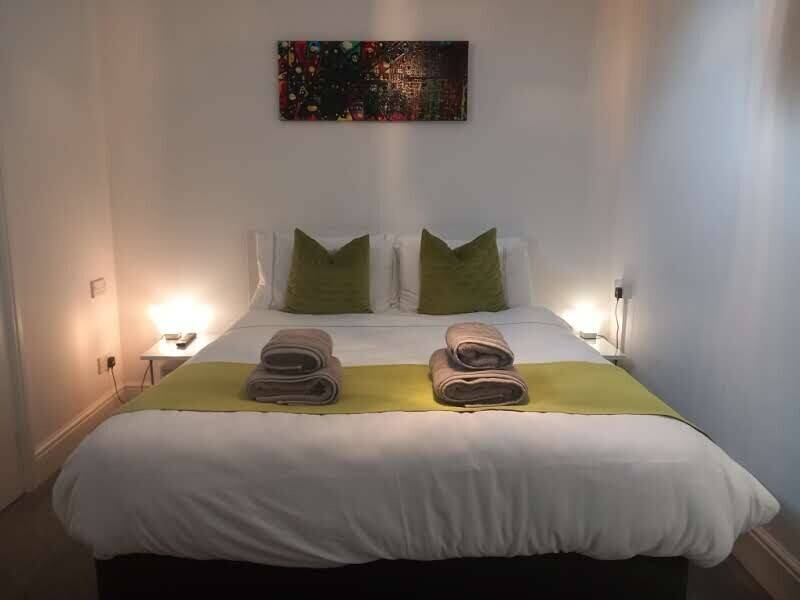 SOUTH WALES – SEVEN BEDROOM HOTEL AT THE HEART OF BUSY TOWN CENTRE WITH SCOPE TO INCREASE BUSINESS A Photo 3