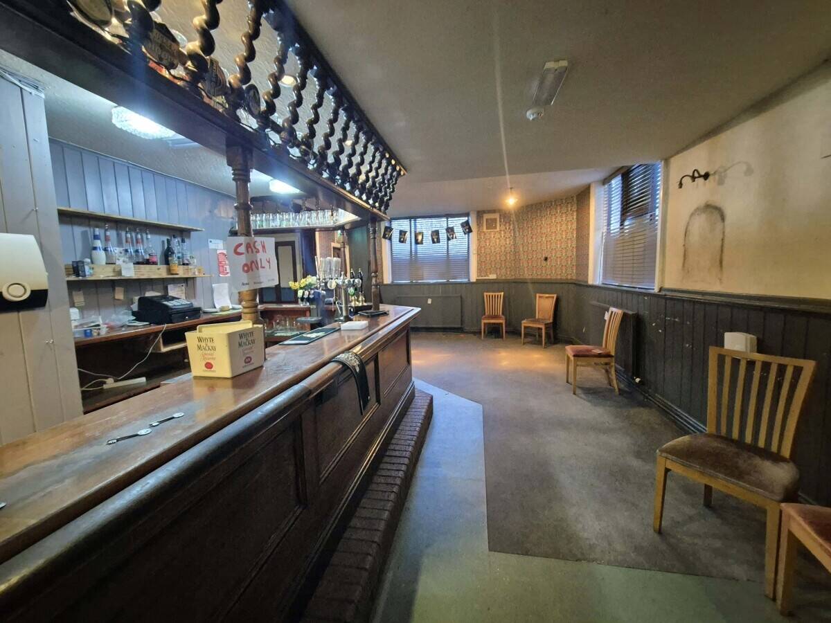 GWYNEDD - VILLAGE PUBLIC HOUSE ON EDGE OF SNOWDONIA NATIONAL PARK