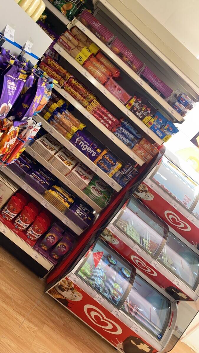 Convenience store Photo 4