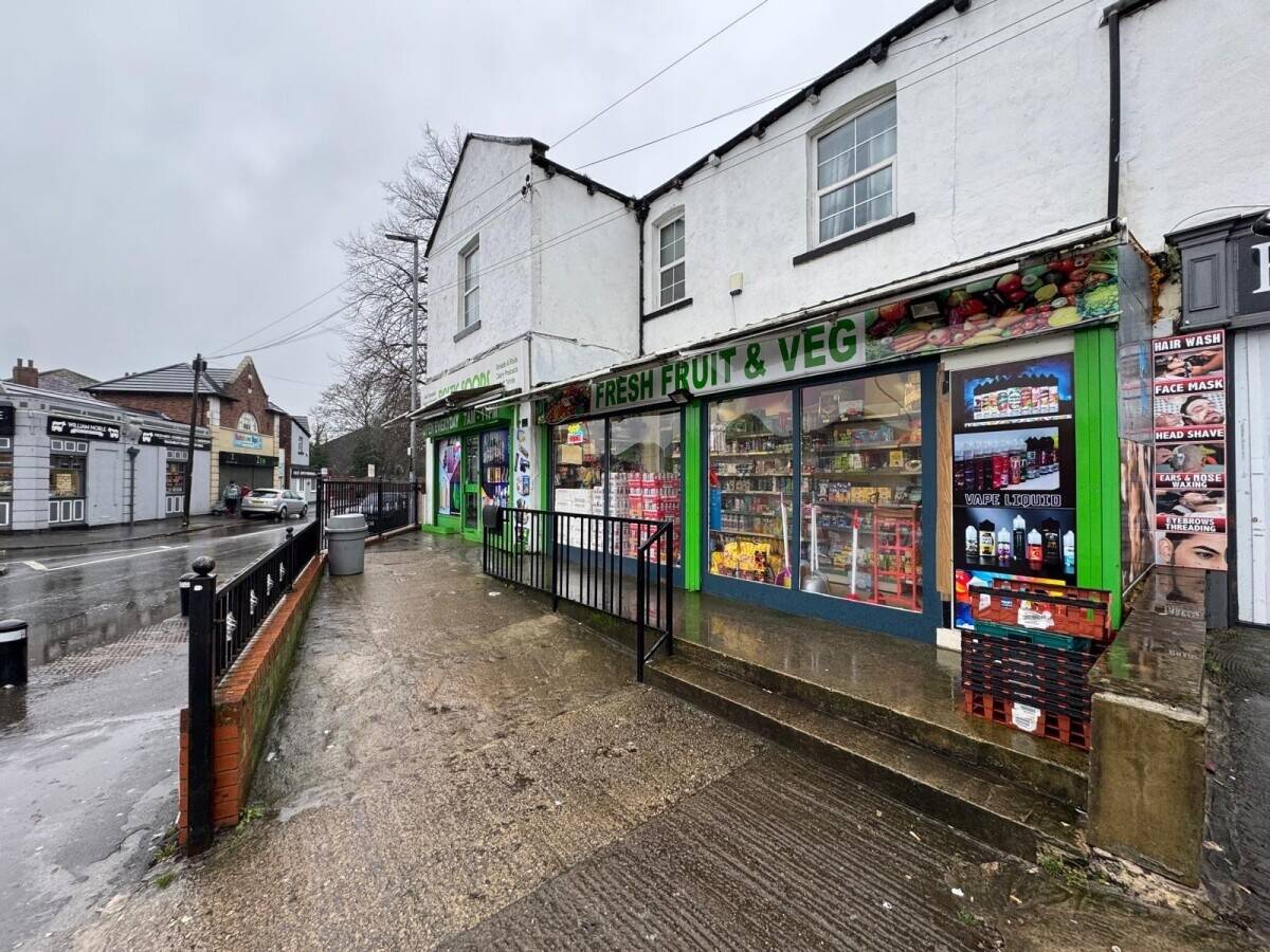 Convenient store off licence in a busy corner in Wakefield Photo 2