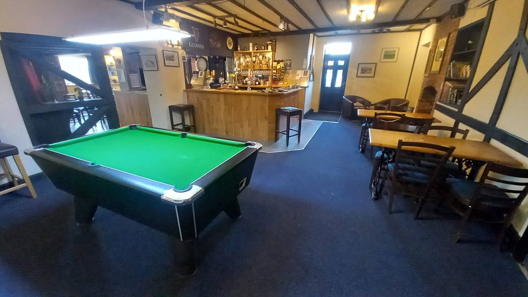 HEREFORDSHIRE - CHARACTER VILLAGE CENTRE PUBLIC HOUSE Photo 3
