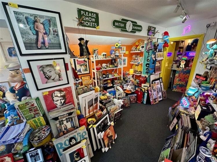 LEASEHOLD VINTAGE POP/RETRO GIFT/CURIO SHOP - DEAL. KENT