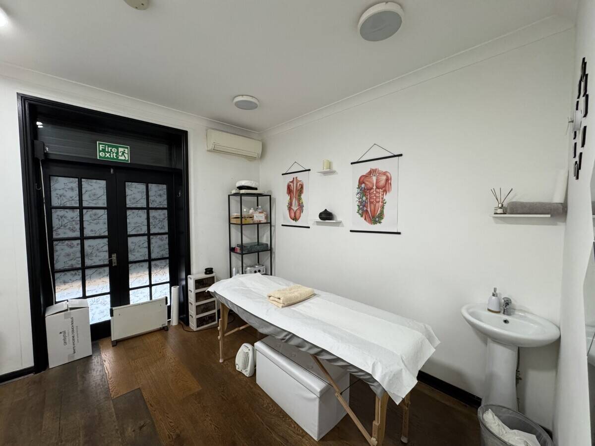 Modern Hair Salon for Sale in Richmond - Low Rent , Expansion Rooms Included