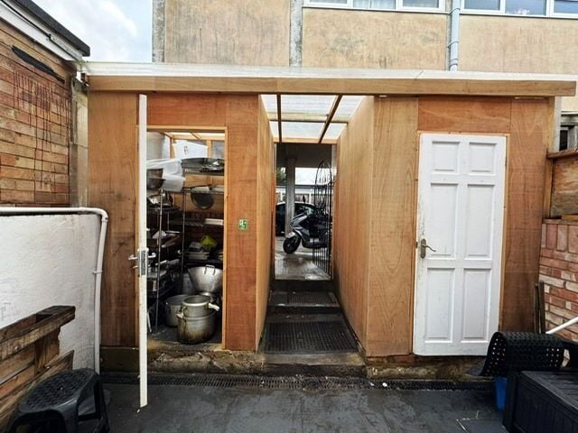 Weel Fitted Indian Takeaway Shop for Sale Photo 3