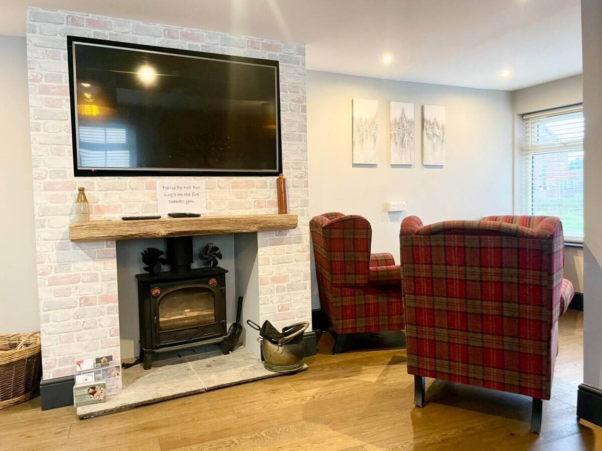 LINCOLNSHIRE - PUB AND RESTAURANT WITH 3 EN SUITE BEDROOMS AND LARGE CAR PARK