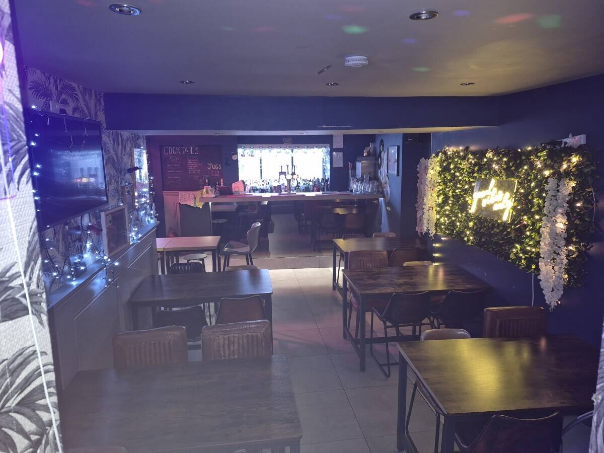 Cocktail bar for sale in Guisborough High Street Photo 3