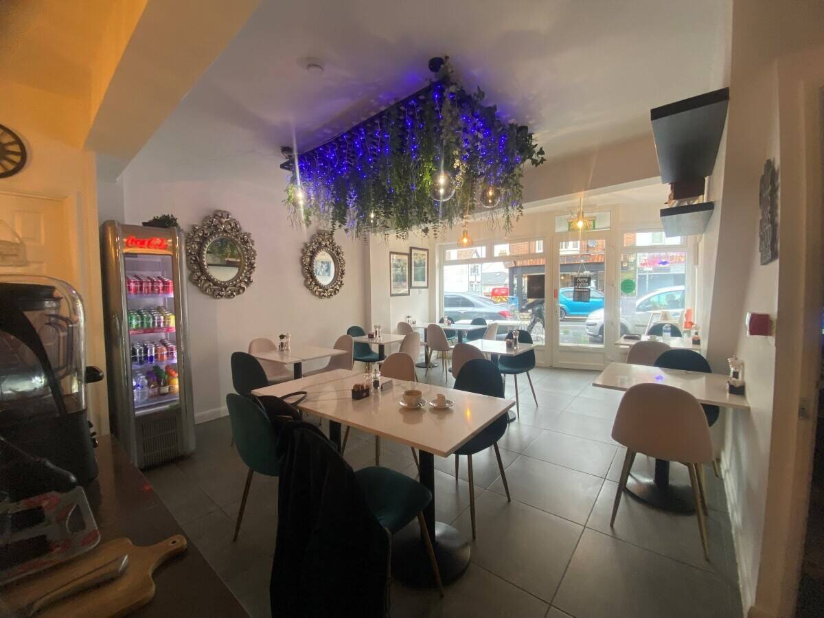 CAFE/COFFEE SHOP (LICENSED) 20+ COVERS - LEIGH-ON-SEA