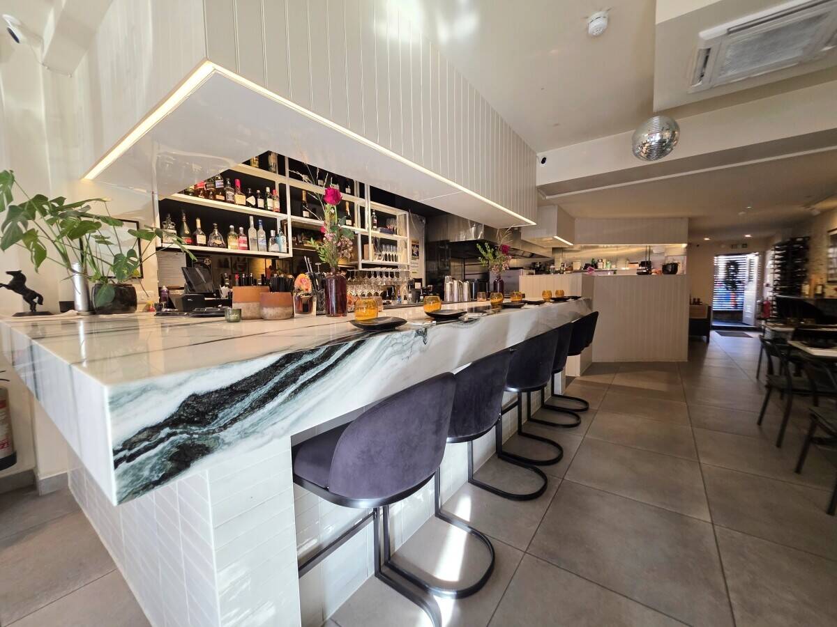 RESTAURANT & BAR