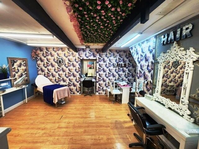 Clothes & Handbags Shop Plus Hair Salon Section for Sale Photo 3