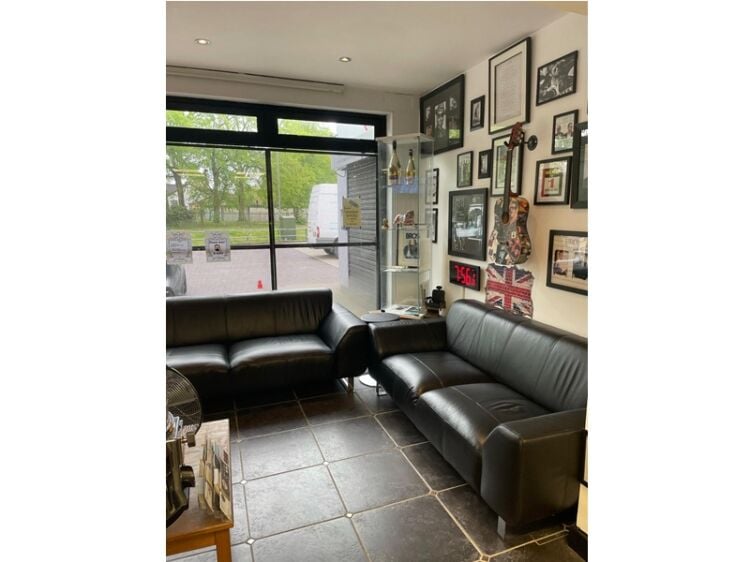 Sharp Opportunity Awaits – Established Barbers in Biggin Hill Photo 3