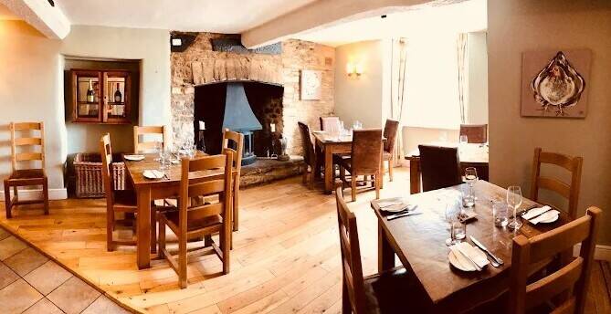 NORTHEAST COTSWOLDS (NEAR CIRENCESTER) - VILLAGE PUB & RESTAURANT