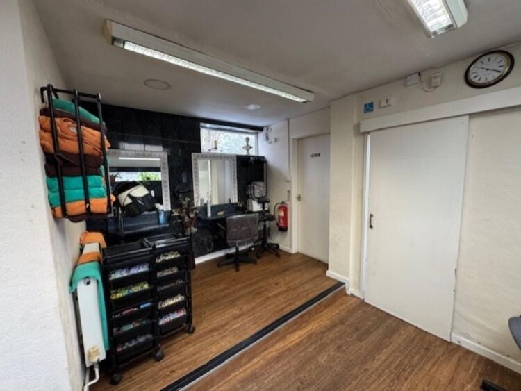 Leasehold Unisex Hair Salon Located In Kingswinford