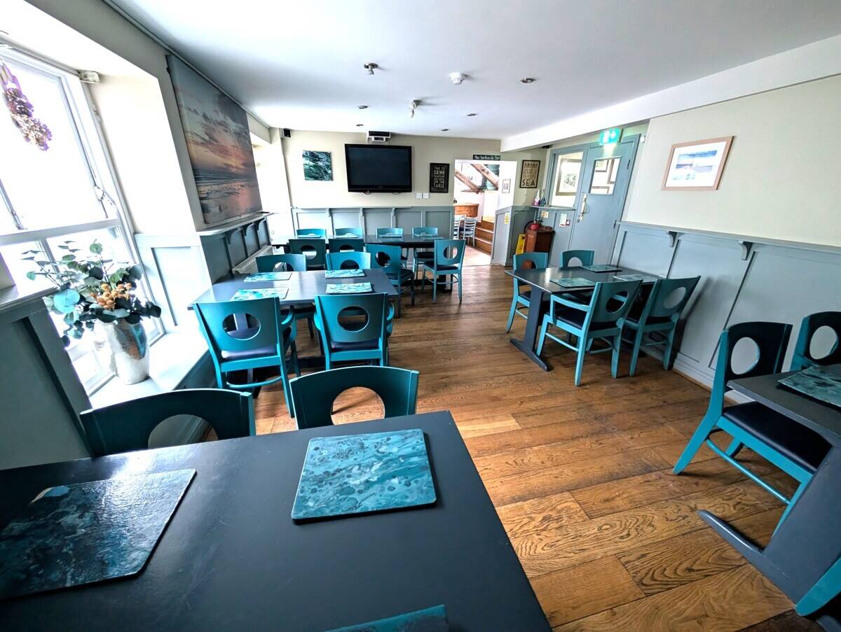 CEREDIGION – ICONIC BEACHSIDE PUB Photo 3