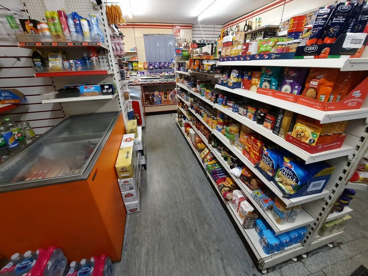 A off licence shop with 2 bedrooms flat for sale in kettering, Northamptonshire Photo 4