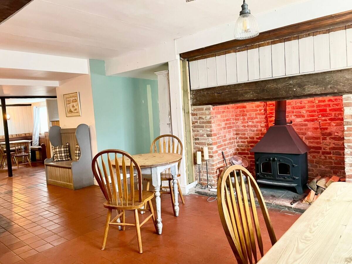 SUFFOLK - THREE BEDROOM PUBLIC HOUSE ON LARGE PLOT