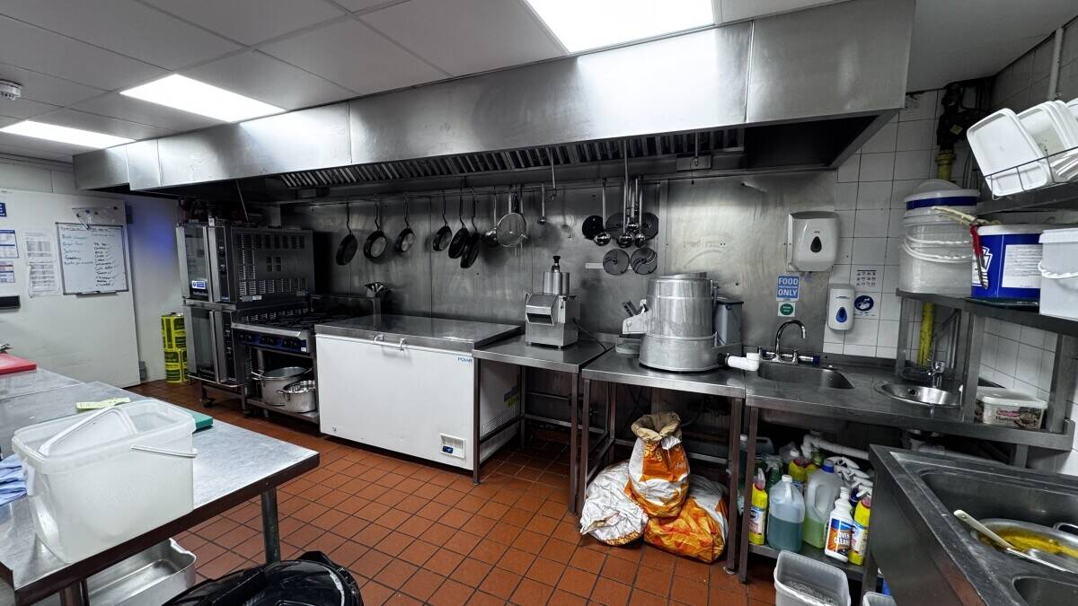 High-Potential Restaurant Business with 2 x Rental Flats Above &ndash; Fully Refurbished - 24 Hour License Photo 3