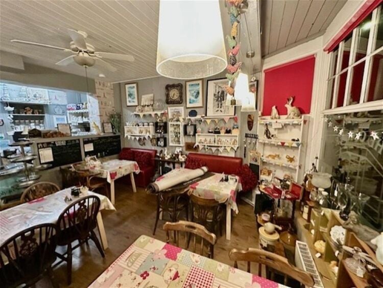 LEASEHOLD CAFÉ  WITH 3 BEDROOM FLAT