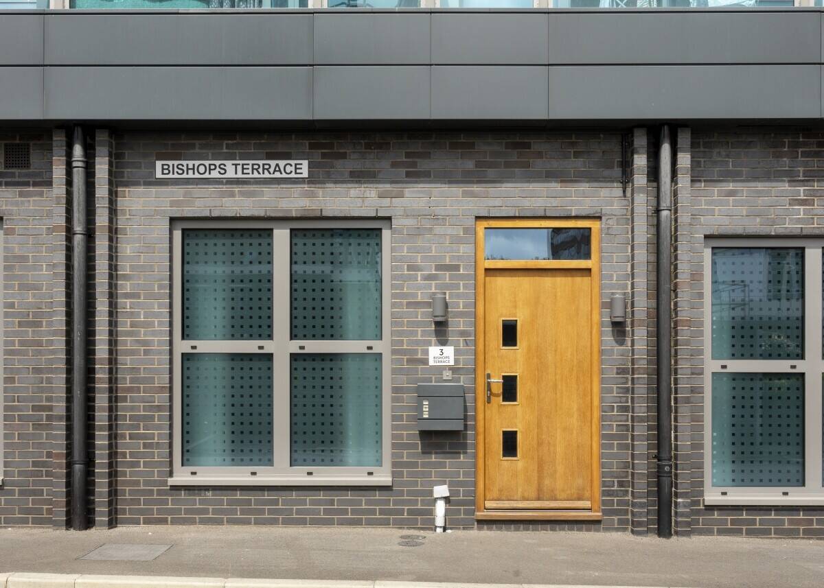 Serviced Accommodation Units near Gatwick Airport - Established Client Base Photo 3