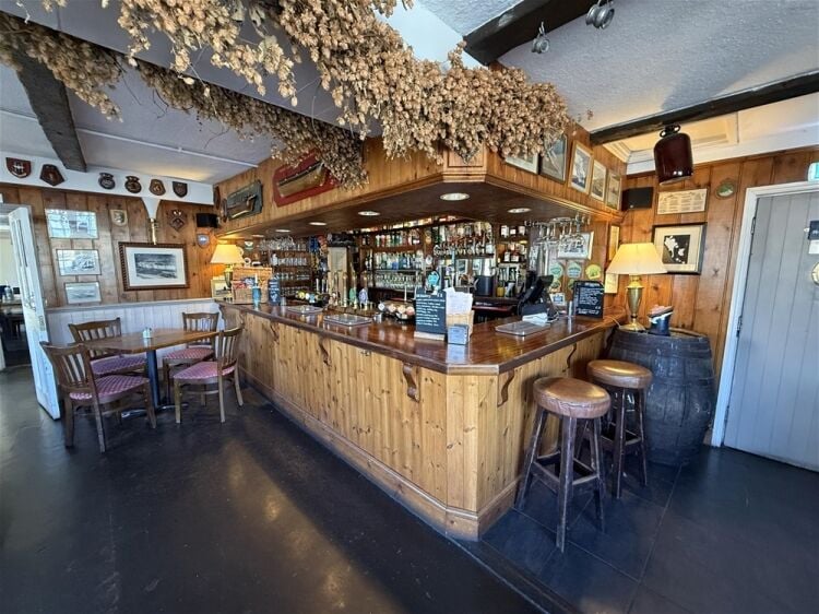 One of Devon’s Finest Waterside Freehouses For Sale in Dartmouth Photo 3