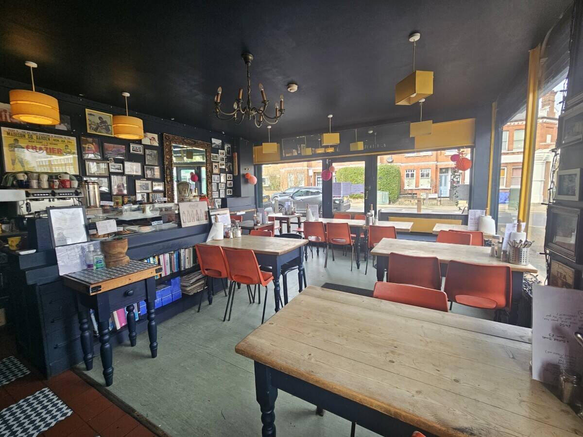 Prominent Corner Café Opportunity – Tooting Bec must be seen. Photo 3