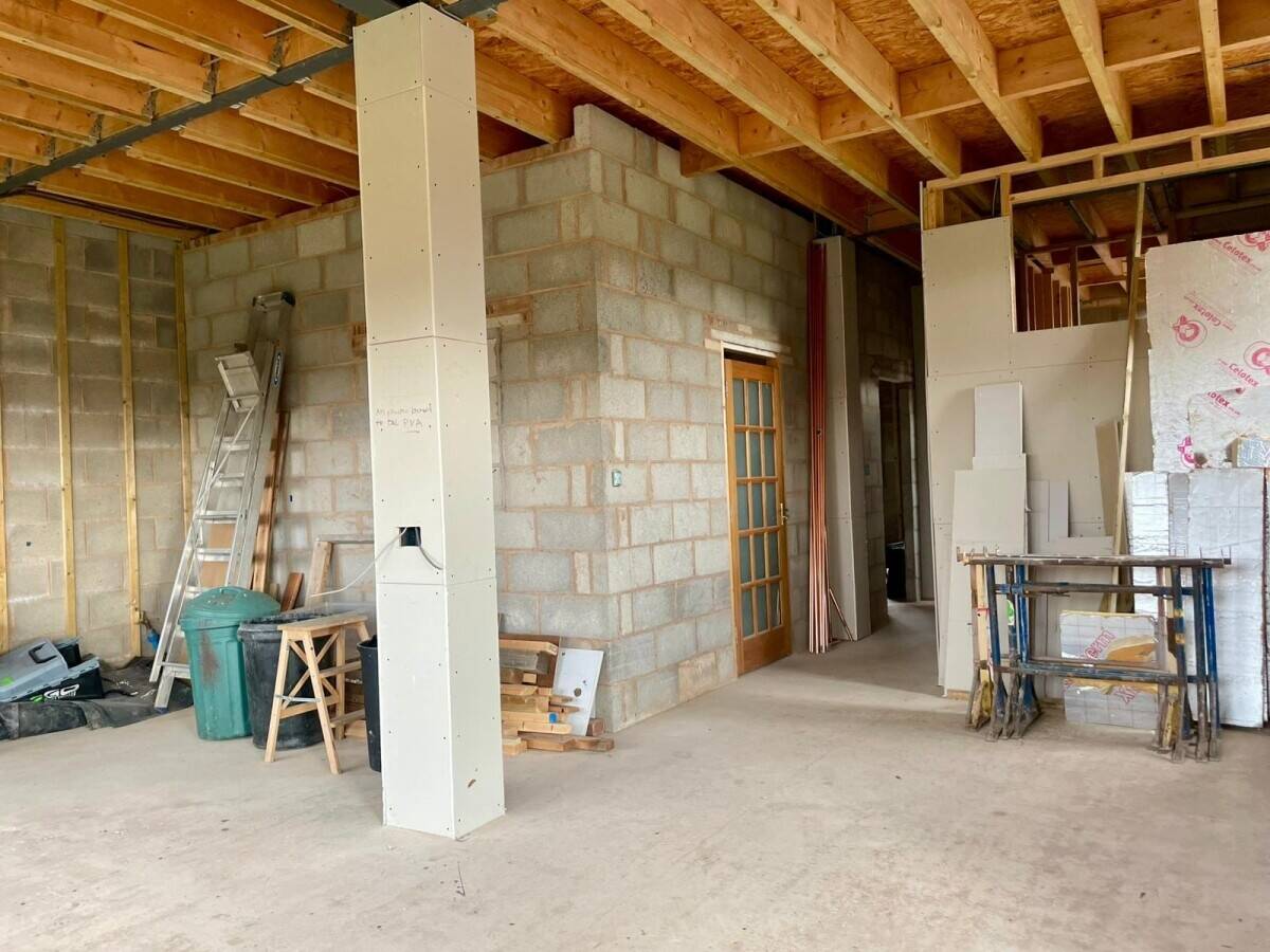 LEICESTERSHIRE - THREE STOREY PARTIALLY BUILT HOLIDAY LET IN DESIREABLE VILLAGE