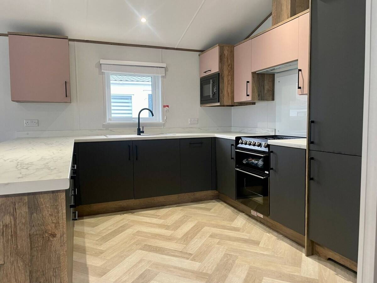 NOTTINGHAMSHIRE - TWO BEDROOM RESIDENTIAL LODGE WITH PARKING FOR 4 VEHICLES Photo 3