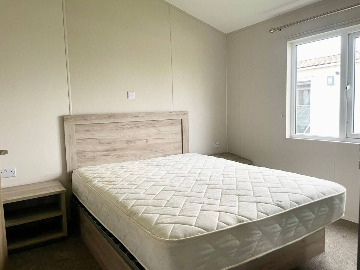 NOTTINGHAMSHIRE - TWO BEDROOM RESIDENTIAL LODGE WITH DEDICATED PARKING Photo 3