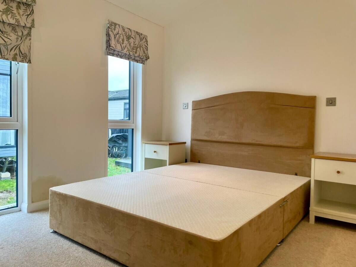 NOTTINGHAMSHIRE - TWO BEDROOM HIGH SPECIFICATION LODGE WITH DEDICATED PARKING Photo 3