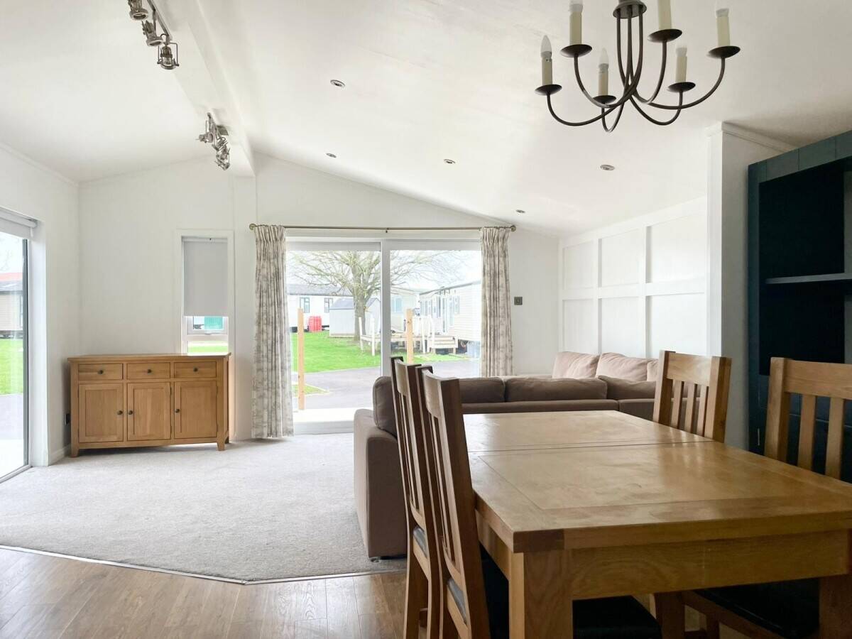 NOTTINGHAMSHIRE - MAGNIFICENT HOLIDAY LODGE WITH DEDICATED PARKING Photo 3