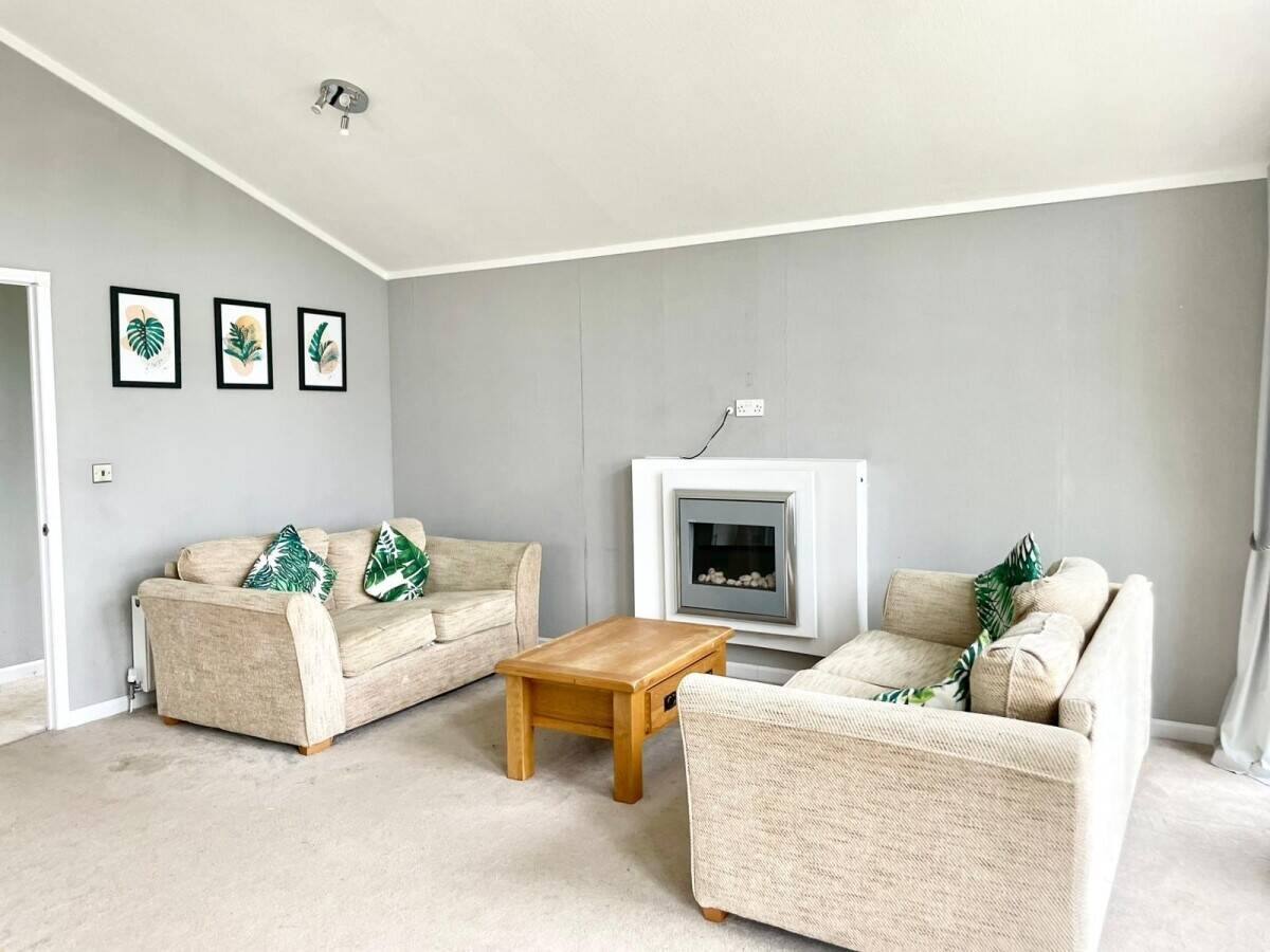 NOTTINGHAMSHIRE - THREE BEDROOM LUXURY LODGE WITH DRIVEWAY FOR 2 CARS