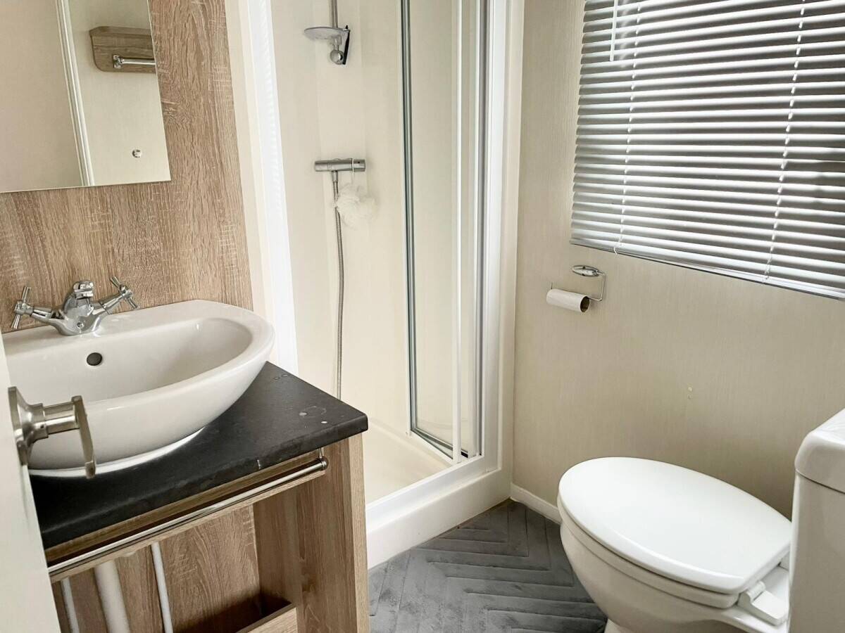 NOTTINGHAMSHIRE - TWO BEDROOM LODGE WITH DEDICATED PARKING