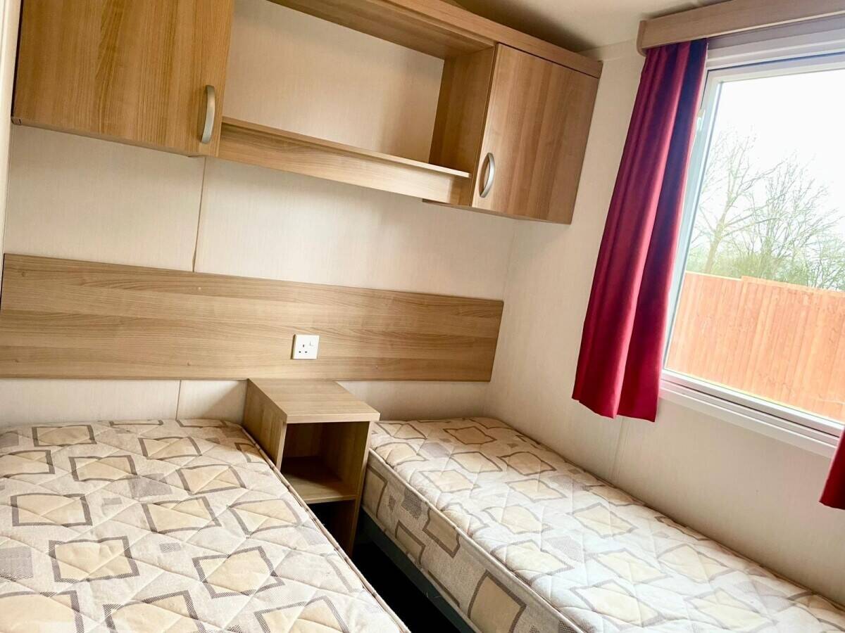 NOTTINGHAMSHIRE - TWO BEDROOM LODGE WITH PARKING FOR TWO VEHICLES Photo 3