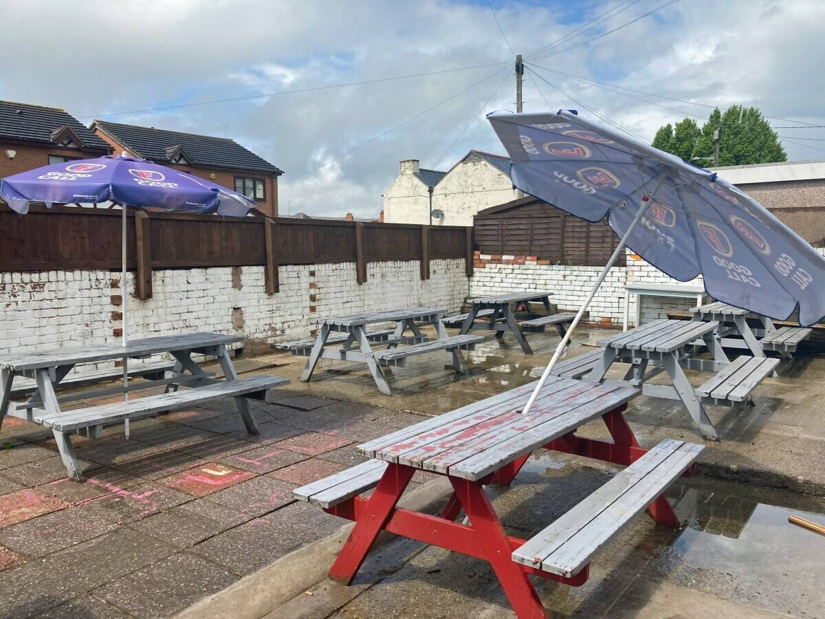 WREXHAM - WET LED COMMUNITY PUBLIC HOUSE WITH RECENTLY REFURBISHED LETTING ACCOMMODATION Photo 3