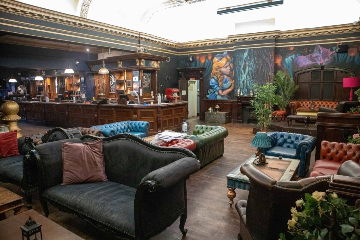 STREATHAM, LONDON - SUBSTANTIAL PUB WITH EXTENSIVE 12 ROOM ACCOMMODATION Photo 3