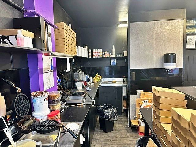 Takeaway Dessert Bar Specialising In Milkshakes, Cookie Dough & American Waffles for Sale Photo 3