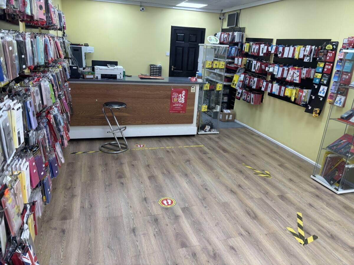 Mobile phone repair shop Photo 3