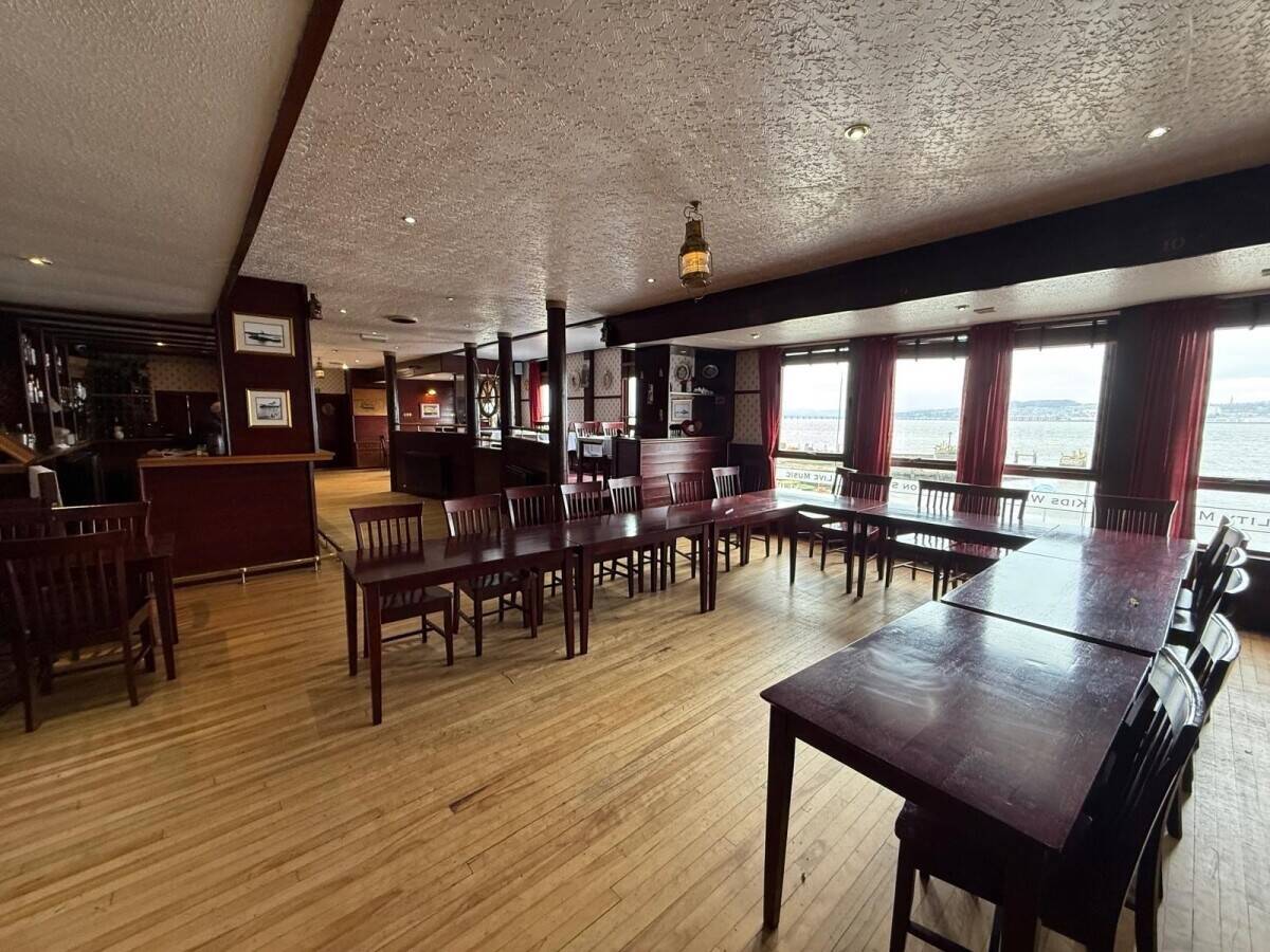 A Superbly Located Bar and Restaurant Overlooking The River Tay (ref 1812)