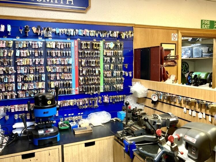 SHOE REPAIRS, KEY CUTTING, BAGS, LUGGAGE & TRAVEL ACCESSORIES Photo 3