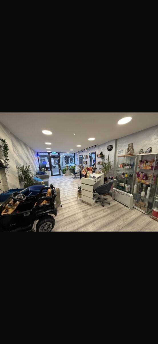 Classic Cuts Unisex Salon in Aberdeen City Center