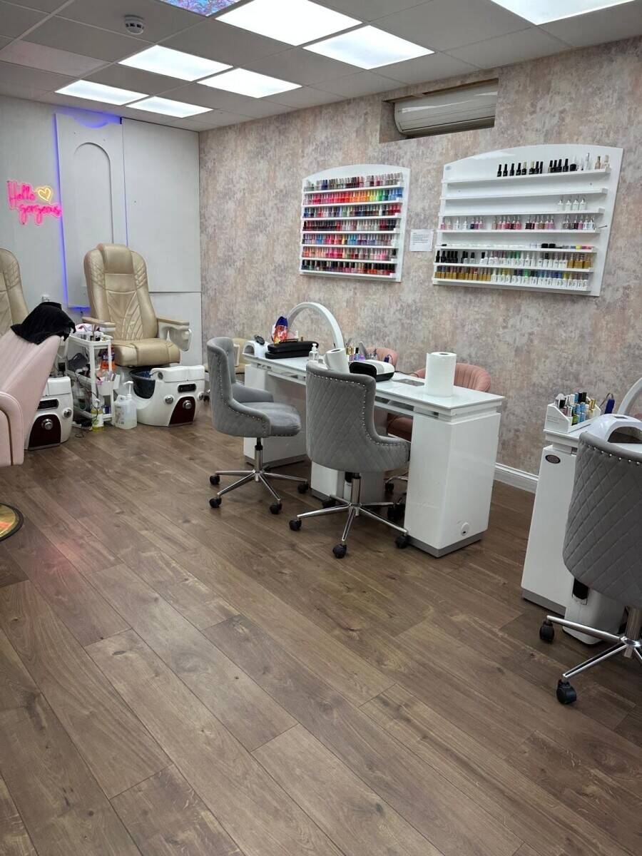 Beauty salon & nail salon for sale Photo 3