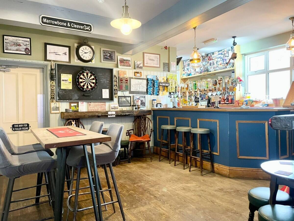 LINCOLNSHIRE - IMMENSELY SUCCESSFUL PUB ADJACENT TO HUMBERSIDE AIRPORT