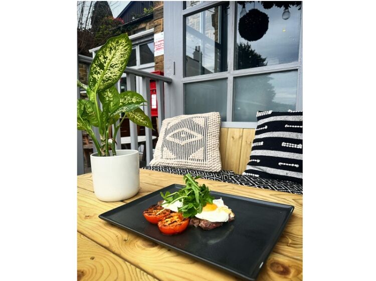 Lakeside Lifestyle – Vibrant Waterfront Bistro with Outdoor Dining Appeal