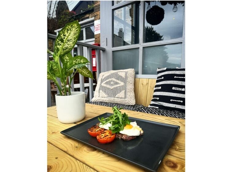 Lakeside Lifestyle – Vibrant Waterfront Bistro with Outdoor Dining Appeal Photo 3
