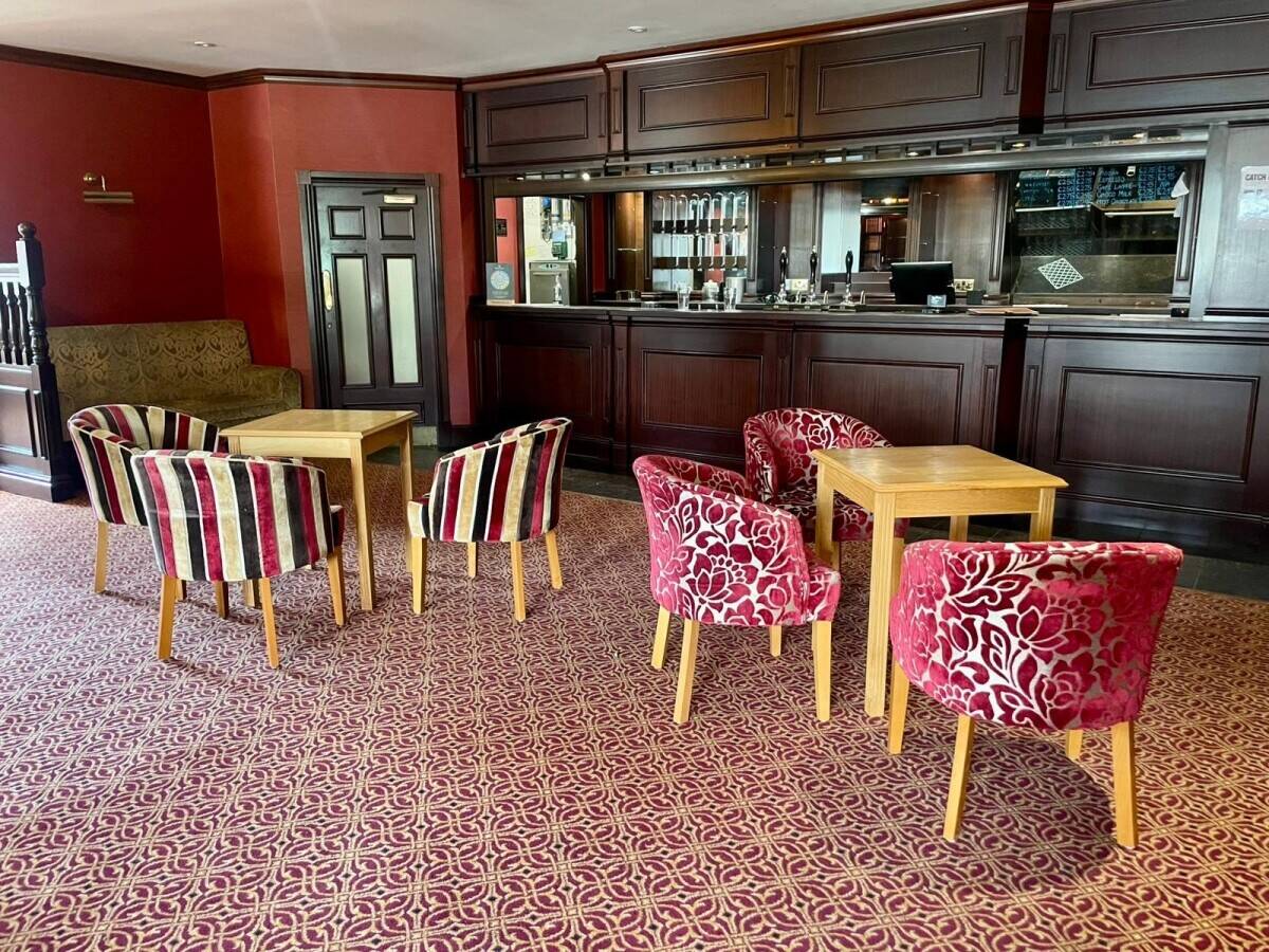 SOUTH YORKSHIRE - WELL PRESENTED BAR AND RESTURANT TO LEASE