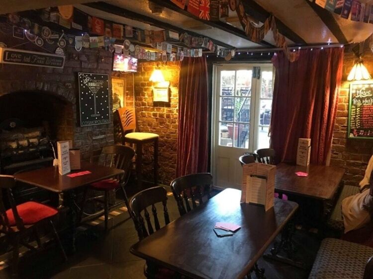 Historic Dover Gem – Restaurant, Bar & Boutique Rooms with Freehold!