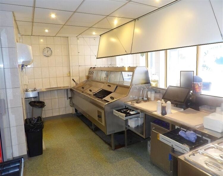 Fish & chip takeaway and 50-cover restaurant, central Nantwich Photo 3