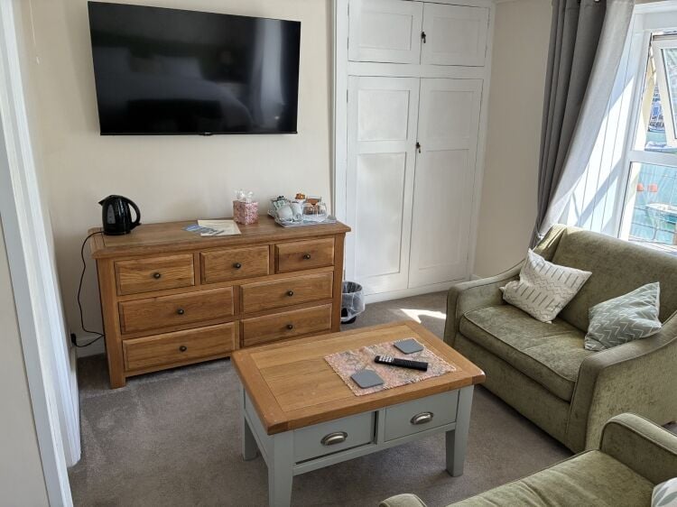Freehold 5 Bedroom Guest House Located In Looe Photo 3