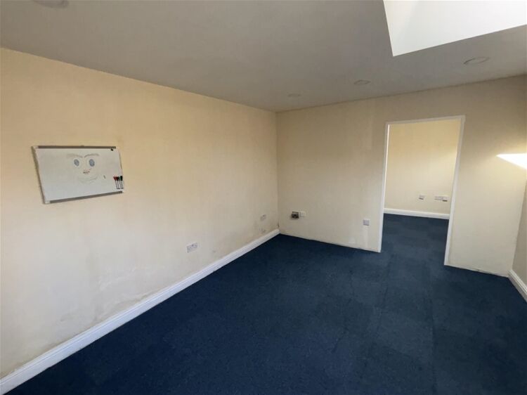 Vacant Unit For Sale in Leeds Photo 3