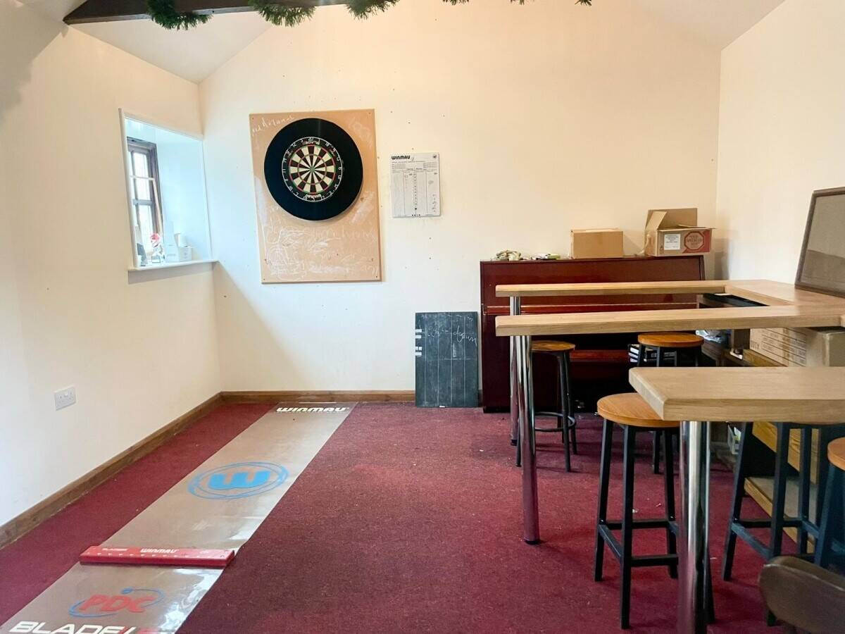 LINCOLNSHIRE - THREE BEDROOM PUB WITH LARGE CAR PARK Photo 3